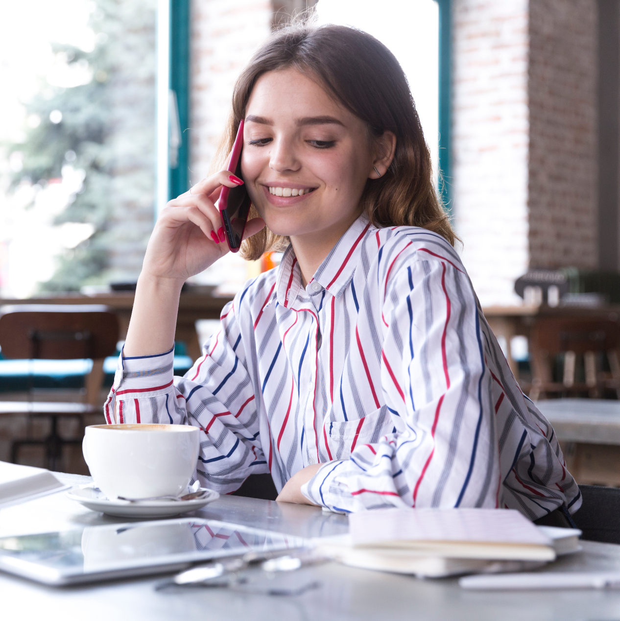 Mulher-feliz-falando-ao-telefone-com-a-central-de-atendimento