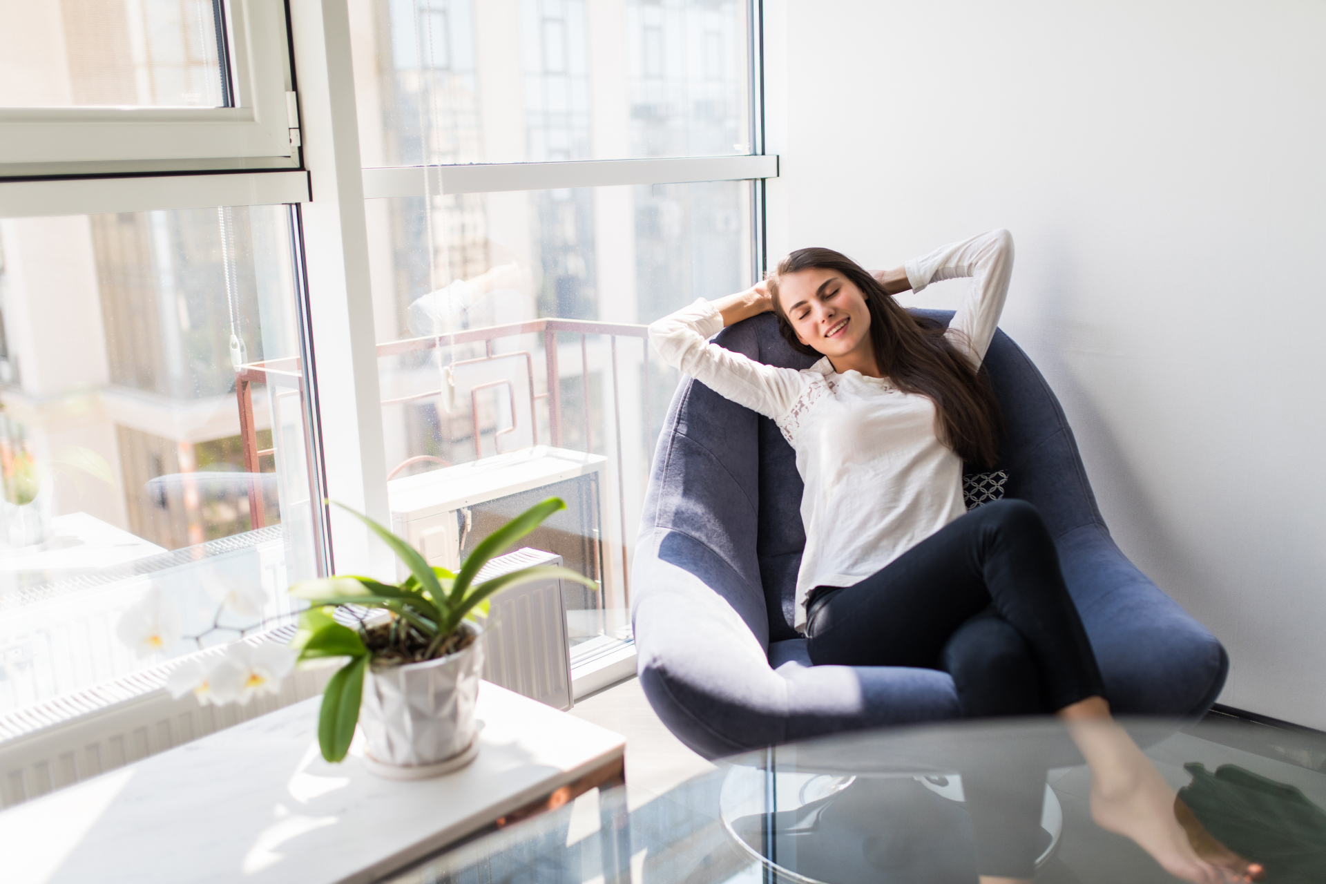 Mulher-relaxando-no-sofa-com-logo-da-Zampieri-Condominios