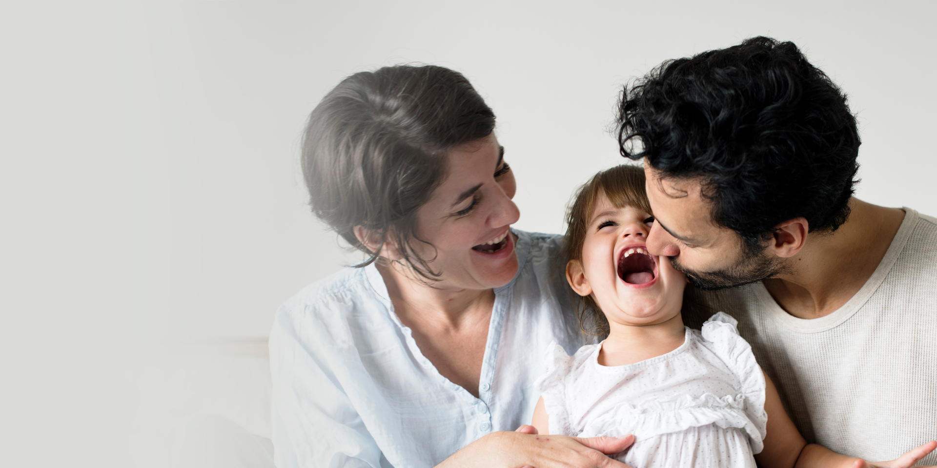 Familia-feliz-sorrindo-em-um-espaço-em-branco-Com-logo-da-Zampieri-Imoveis